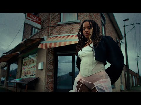Camille Yembe - Plastique (Clip officiel)
