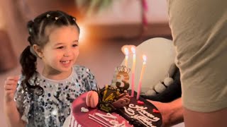 صار عمرها 3 سنوات 🥺( مفاجأة عيد ميلاد زينه ) 🎉