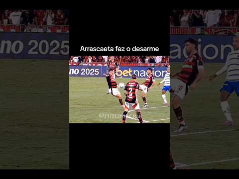 Era chance de gol do Flamengo. O que o Arrasca quis fazer? Porque ele não tocou pra ninguém