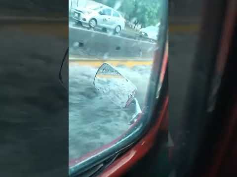 Vocho en inundación #inundaciones #Vocho