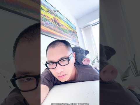 Este hombre tiene unas mascotas molestas.