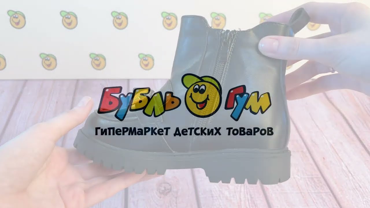 Ботинки Pasito с декором на ремешке мишка и сердце черные - видео Ботинки Pasito с декором на ремешке мишка и сердце черные - видео