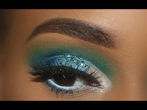 Glitter Queen oo6: Blue & Green glitter cut crease