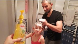 BANYO YAPMAK İSTEMEDİ BABASI ESİLANIN SAÇINI YIKADI نواف يتحكم في لانا وماتقول لا ! 