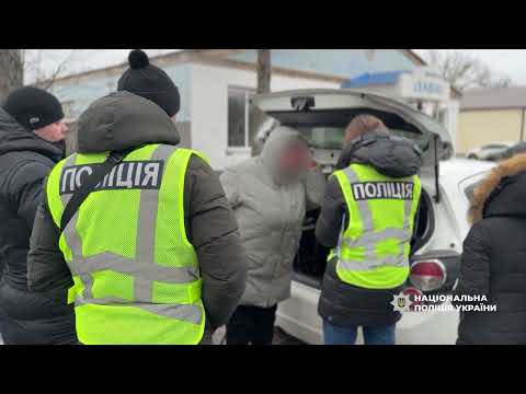 Фіктивне «бронювання» чоловіків для виїзду за кордон: поліція Сумщини викрила організаторку схеми