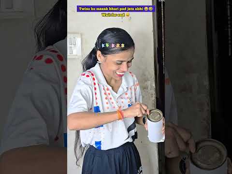 Twins nakli snake se daar gyi 😂🤣#trending #funwithpreeti #twins #motherdaughter #comedy #ytshorts