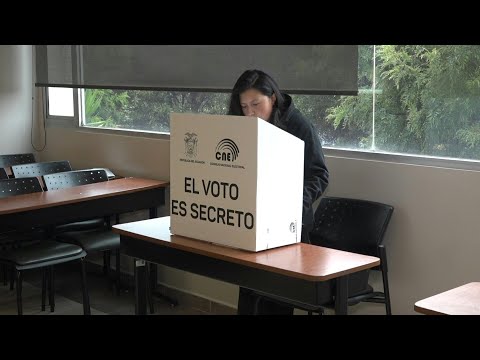 In the capital, Ecuadorans vote on foreign bases, constitutional reforms | AFP