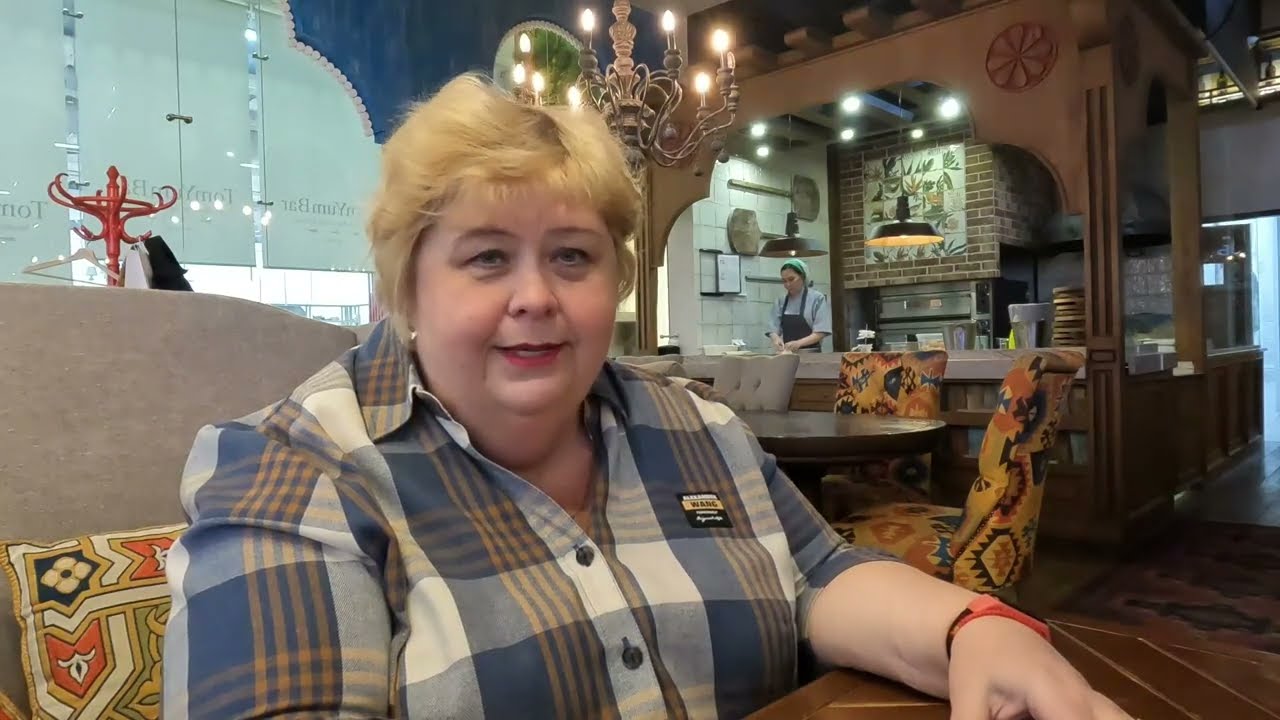 Отвечаю на вопросы о моей жизни. Ужинаем с мужем.