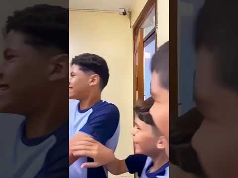 O professor que fingiu para não estragar a surpresa 🎉