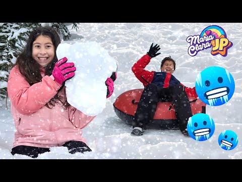 Maria Clara e JP brincam na neve ⛄ Freezing adventure for kids