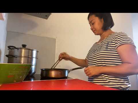 Bánh rán mặn màu tím