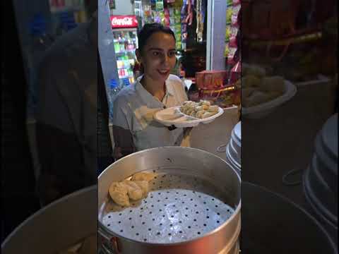 पढ़ी लिखी अनपढ़ Momos वाली लड़की खिला रही हैं मात्र 20/- ₹ में Paneer Momos 😳😱 #streetfood #viral