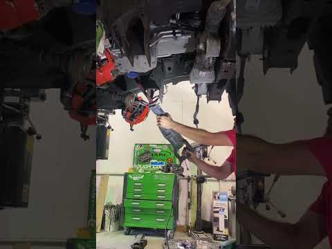 16 year old kid lift his truck #silverado #liftkit #chevy #powdercoat #trokas #roughcountry