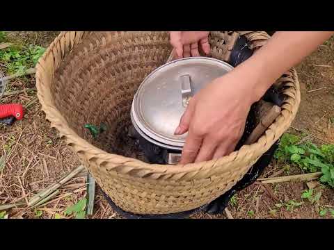 The poor life of an Asian single mother - raising a child alone in a bamboo house