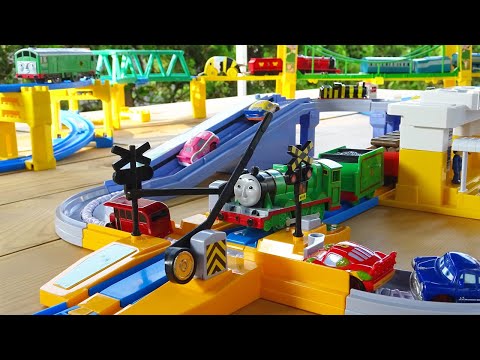 Plarail Thomas & Cars Minicars ☆ Suisui Road Station and Crossing Course