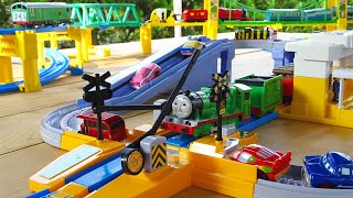 Plarail Thomas & Cars Minicars ☆ Suisui Road Station and Crossing Course