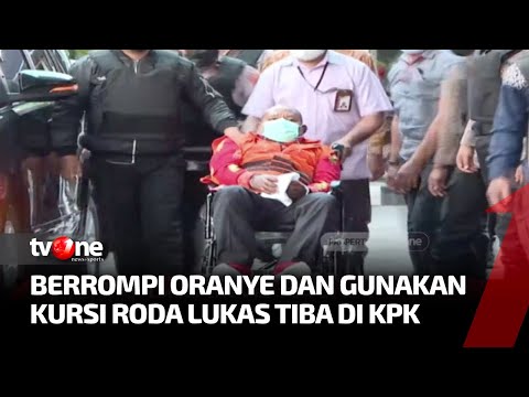 Pakai Kursi Roda dan Berompi Oranye, Lukas Enembe Tiba di KPK