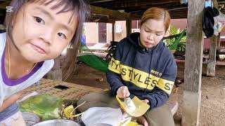 ห่อข้าวต้มผัดให้เด็กๆกิน