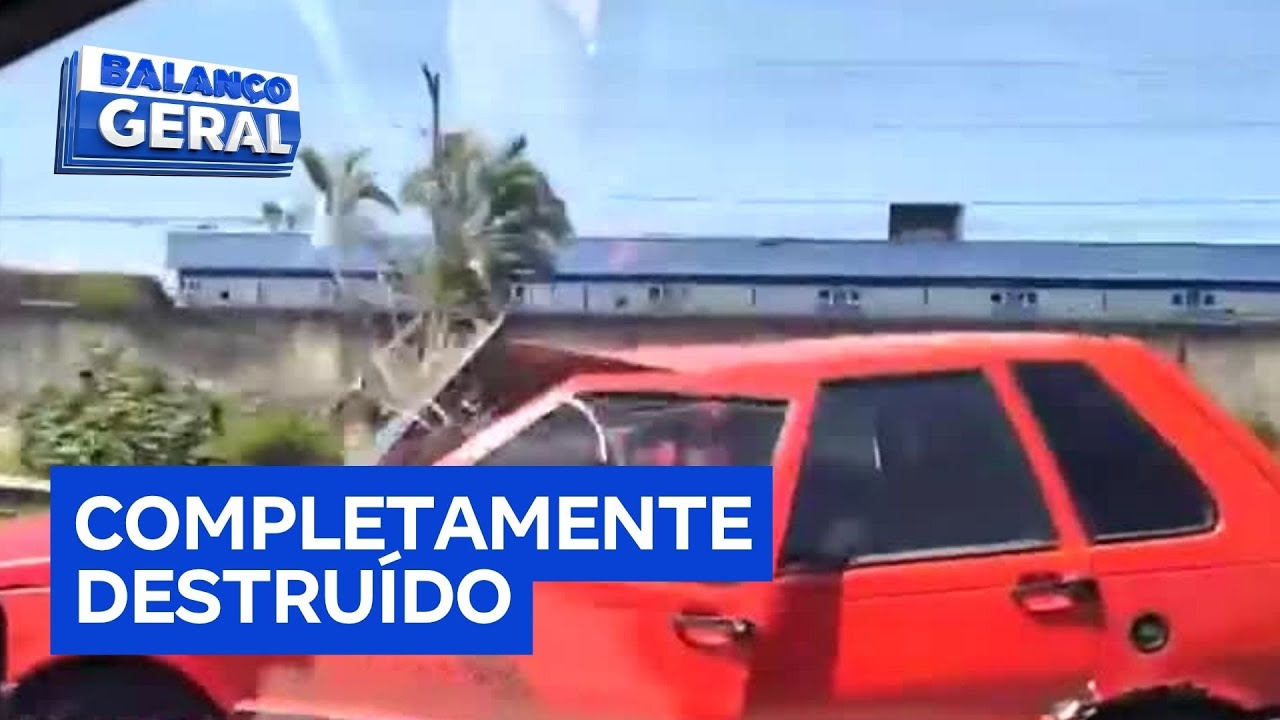 Telespectador do Balanço Geral flagra carro completamente amassado em rodovia de SP