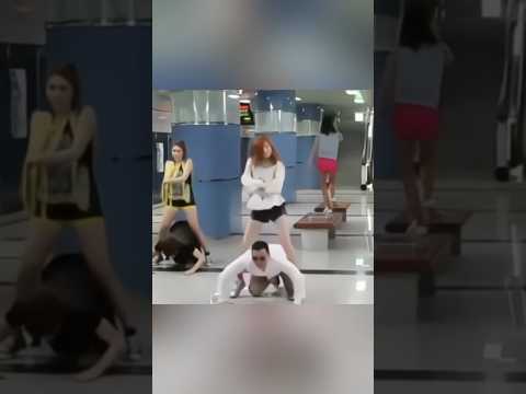 현아와 싸이가 상징적인 강남스타일을 춤추고 있다