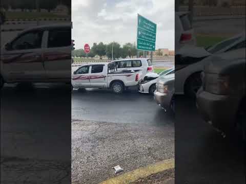 حادث بسبب بداية المطر 😰 #ترند_السعودية #القصيم #بريدة
