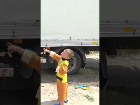 Il trattorista prende gli attrezzi e cerca di dissotterrare il camion!