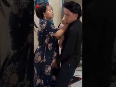 Menggendong anak balita