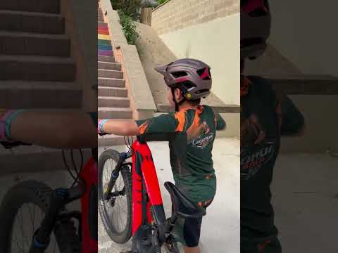 Jordi sala biker siempre apunto para ayudarโฆ๐
๐ #bike #mtb #bikeshorts #ebikes
