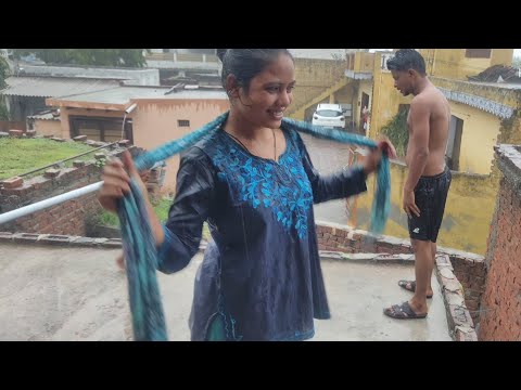 सुबह-सुबह बारिश में नहाने के फुल मजे #desivlog #bathingvlog
