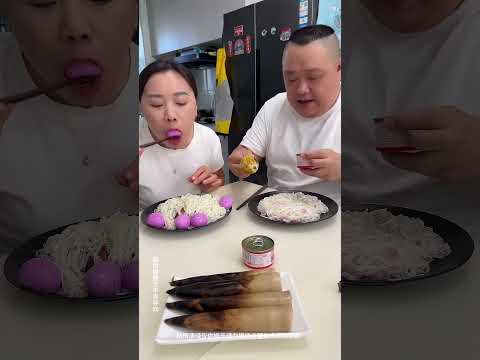 小氣老公以為能吃到雞腿，不料我雞蛋和肉都是我的，他只能吃口麵條