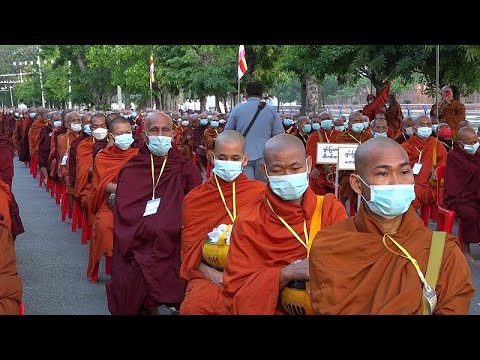 شاهد: آلاف الرهبان البورميين يحيون مولد بوذا في حفل نظمه الجيش