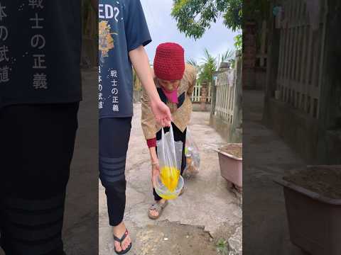 Bà nội hứng nước ngọt😱😱😱#shorts