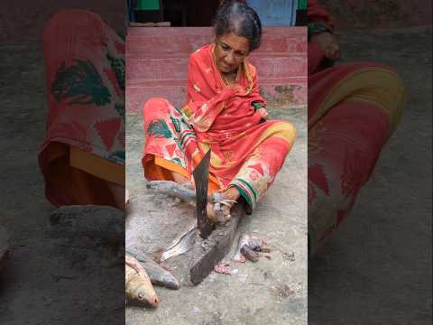 ৫৫ বছর ধরে শুধুমাত্র পা দিয়ে জীবিকা চালায় এই চাচি