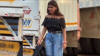 ये लड़की लड़का ट्रक के पीछे क्या कर रहे हैं #trendingshorts #viralshort #ytshorts #million#viral