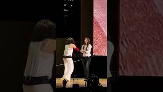 ROSALÍA y Young Miko abrazándose #rosalia #luxtour