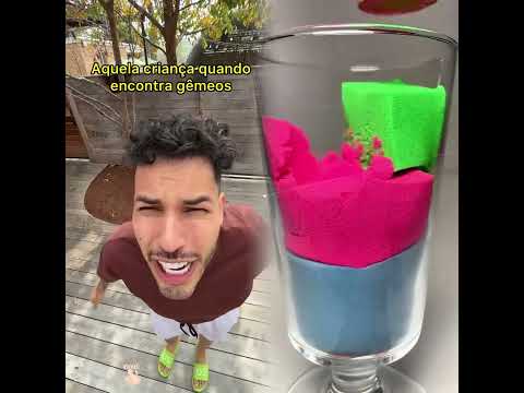 A criança tá até agora tentando diferenciar os dois 😂😂 #humor #meme #gemeos