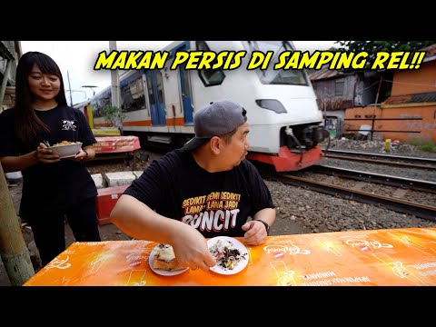 GOKIL!! WARUNG MAKAN INI PERSIS DI SAMPING REL KERETA!!