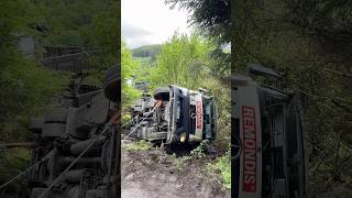 Müllfahrzeug stürzt Böschung hinunter!