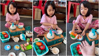 Rania bermain jualan masak masakan 