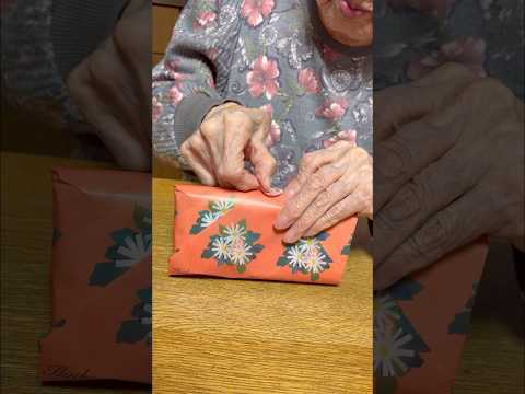 元高島屋店員の幾子さんがiPhoneケースをお包み📱