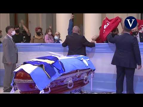 Miles de personas se despiden de Maradona en la capilla ardiente