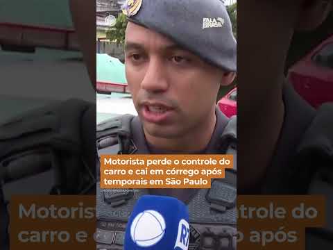 Motorista perde o controle do carro e cai em córrego de Osasco (SP) #Shorts #FalaBrasil