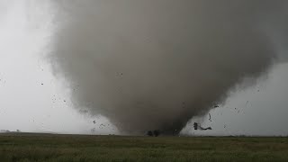 Large violent tornado destroyed a farm in Henry, SD - 7/27/2025