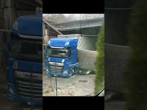 What happened here?! 🤨🧐 midnightrucker007 #truckdriver #lkw #camion #daf #job #work #fahrer #routier