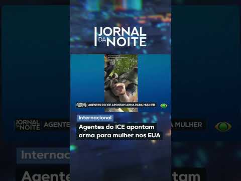 Agentes do ICE apontam arma para mulher nos EUA