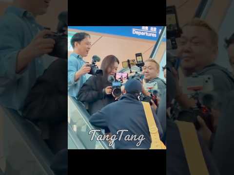 a different perspective of hyunjin being film <strong>by</strong> Dispatch and the other media arriving in <strong>Korea</strong> #현진