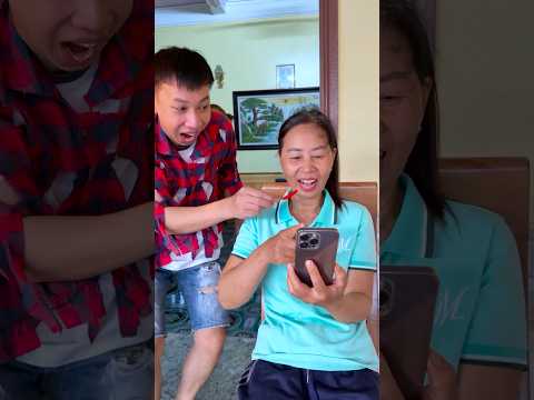 These 🌶️peppers are very spicy, but how can he eat so many!😂😂daily life of a couple#funny #family