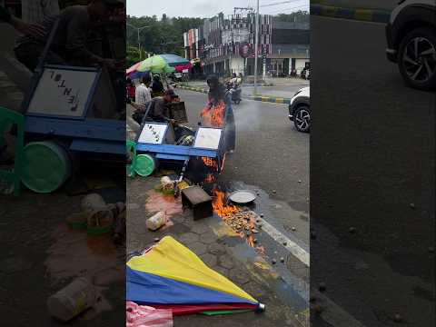 Sebuah pedagang pentol terbakar kasian, saya juga nolong y gak cuman vidio doank ๐ญ๐ญ