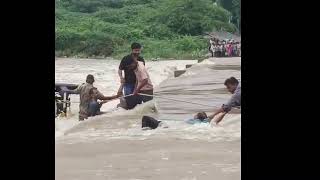 शिवगंज-सुमेरपुर की रपट पर पानी के तेज बहाव के साथ जीप बही,एक महिला व एक पुरुष को बचाया !!
