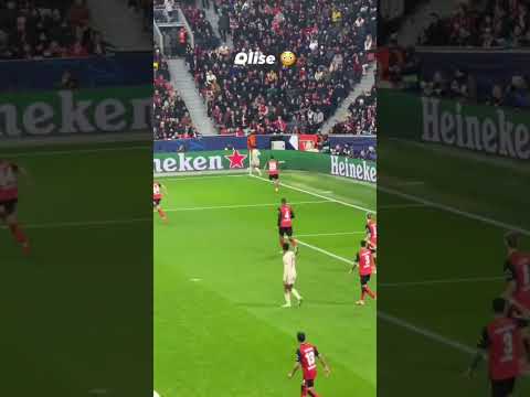 لاعب عالمي راوغ جميع اللاعيبين وقام بأحراز الهدف